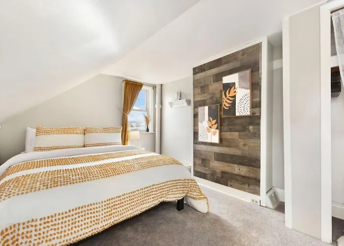 Hostwise - The Geneva - Easy Walk To Childrens Holiday home *
